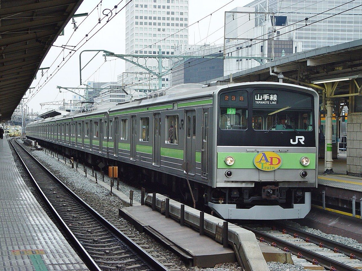 东京山手线电车进站